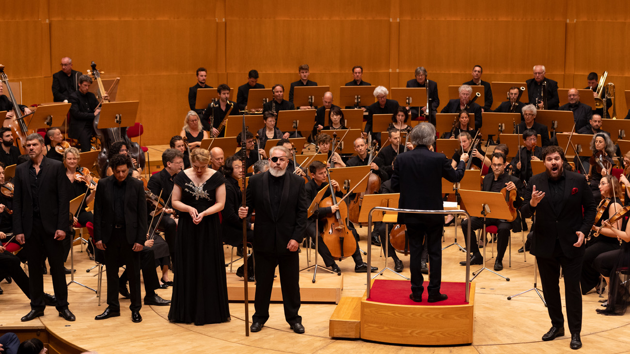 Das Orchester sowie Darsteller und Darstellerinnen der Wagner-Oper Rheingold auf der Bühne